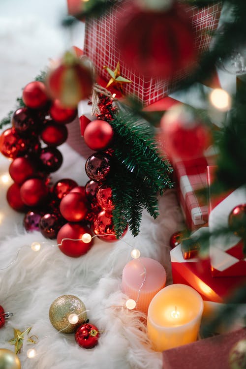 绿色和红色圣诞树与小玩意 · 免费素材图片