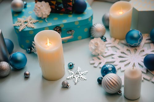 蓝色和白色的圆点盒上的白色支柱蜡烛 · 免费素材图片