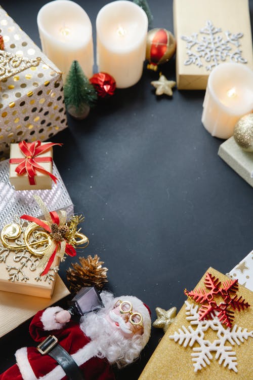 金色和红色圣诞树装饰品 · 免费素材图片