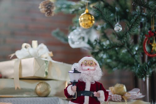 圣诞老人公仔附近白色圣诞树 · 免费素材图片