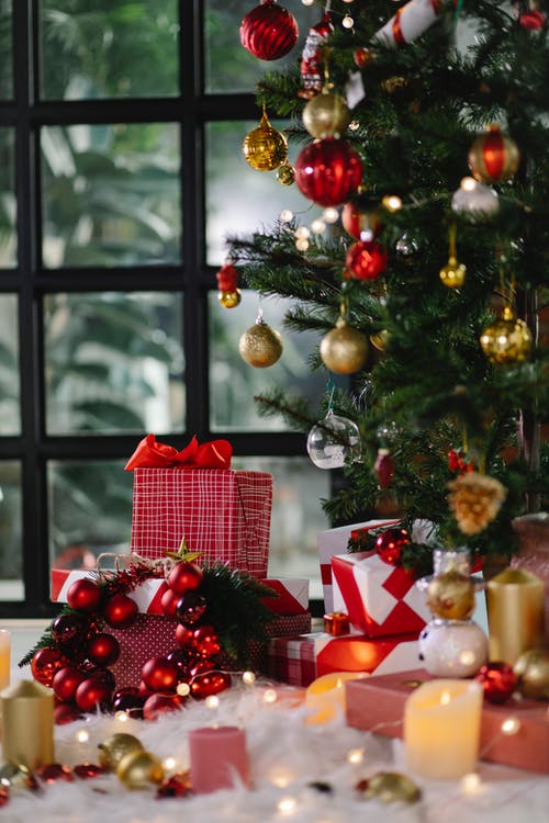 绿色圣诞树的小玩意和红色和白色礼品盒 · 免费素材图片