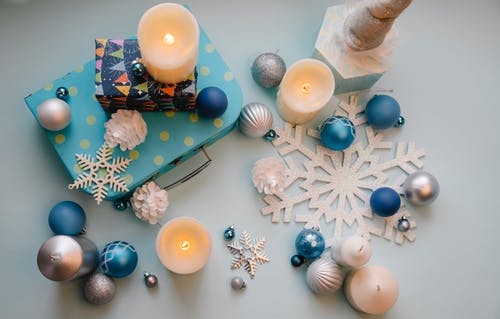 蓝色的木桌上的白色支柱蜡烛 · 免费素材图片