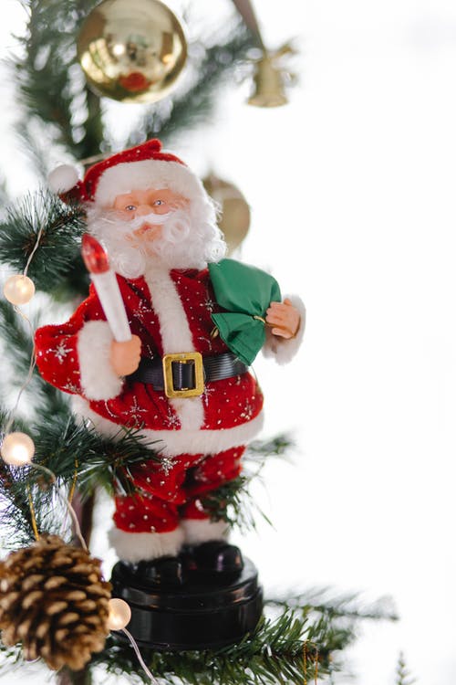 圣诞树上的圣诞老人雕像 · 免费素材图片