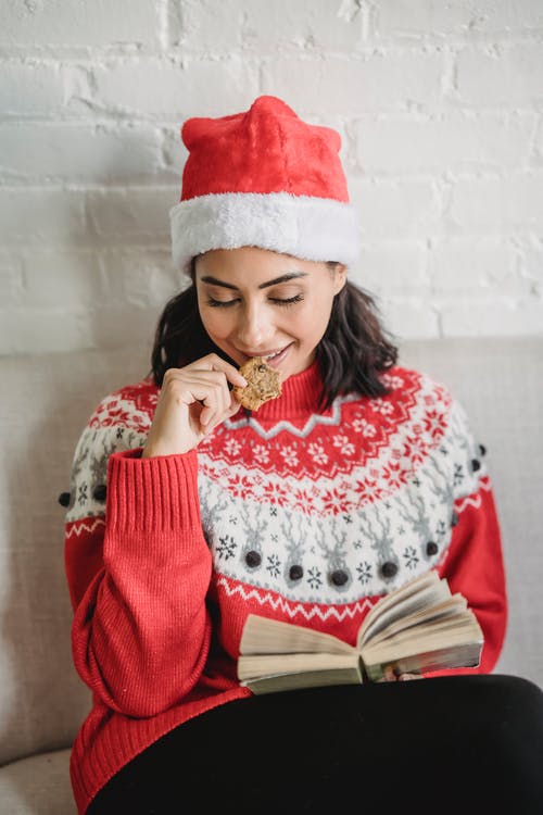 红色和白色圣诞老人帽的女人 · 免费素材图片
