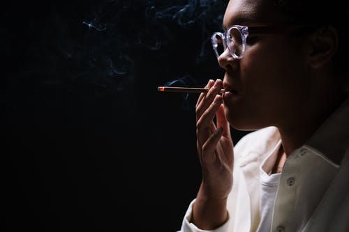 白衬衫抽着烟的女人 · 免费素材图片