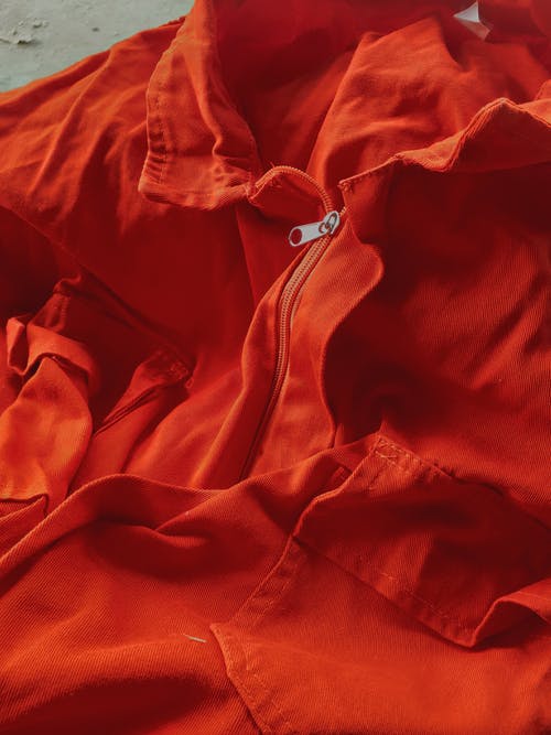 红色纽扣领衬衫 · 免费素材图片