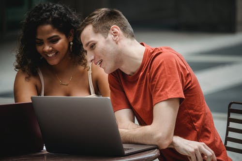 使用macbook的红色圆领t恤的男人 · 免费素材图片