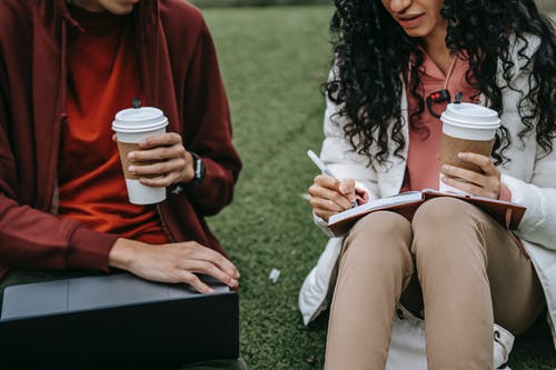 红色羊毛衫阅读书中的女人 · 免费素材图片