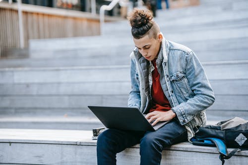 使用macbook的蓝色牛仔夹克的男人 · 免费素材图片