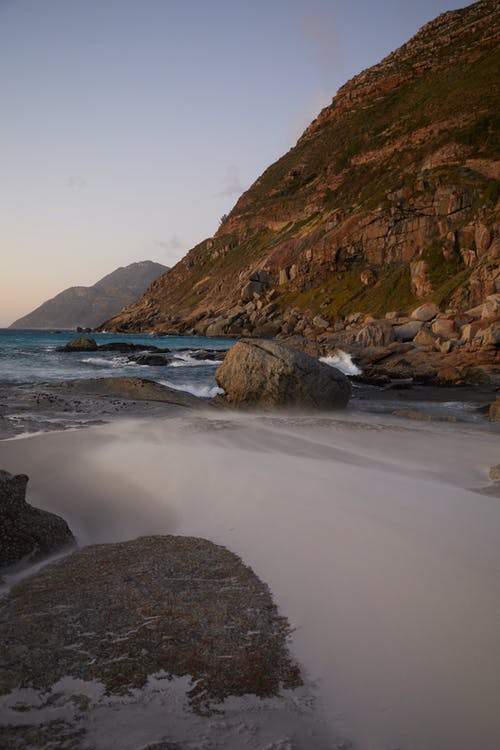 海岸上的棕色岩层 · 免费素材图片