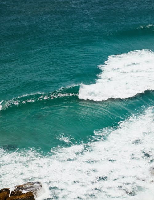 海浪在岸上崩溃 · 免费素材图片