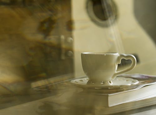 茶碟上的白色陶瓷茶杯 · 免费素材图片
