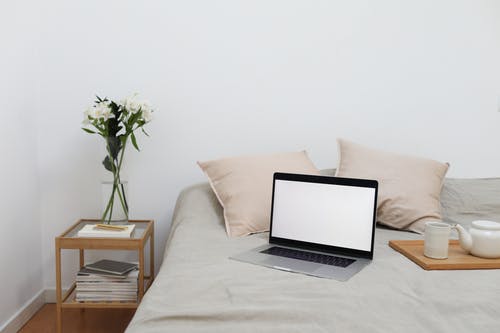 白色床上的macbook Pro · 免费素材图片