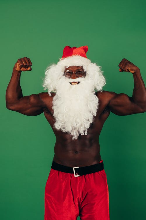 圣诞老人衣服展示他的肌肉发达的身体光着膀子的男人 · 免费素材图片