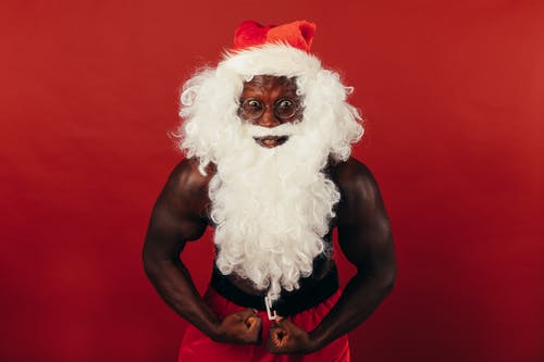 肌肉发达的男人，穿着圣诞老人服装的黑人男子 · 免费素材图片