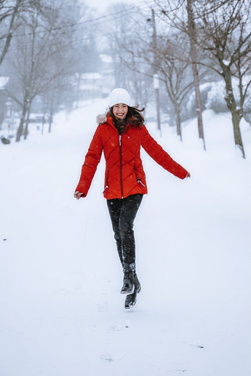 有关（頂部有小羊毛球的）羊毛帽子, 下雪, 冬季的免费素材图片