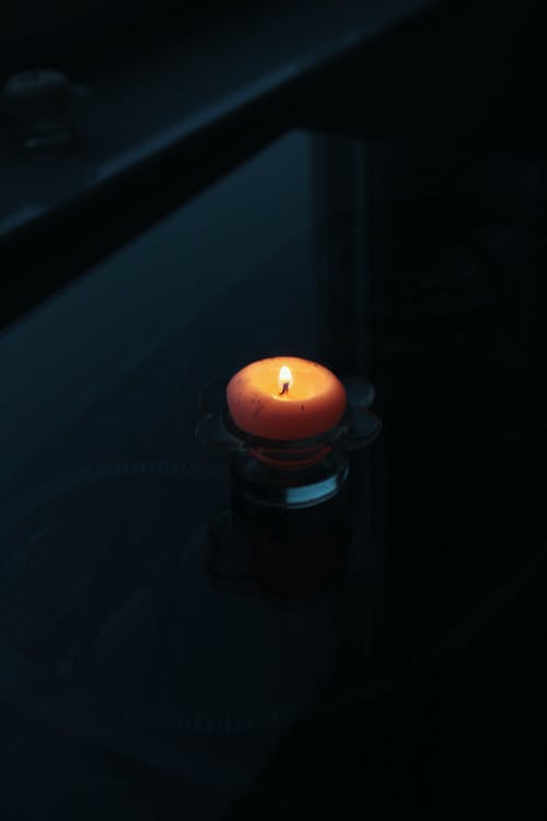 有关垂直拍摄, 火焰, 点燃的蜡烛的免费素材图片