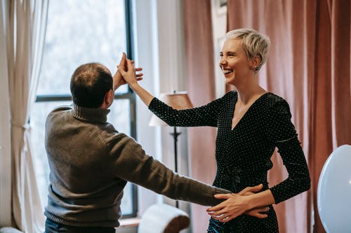 黑色和白色的圆点长袖衬衫握着的女人男人的手 · 免费素材图片