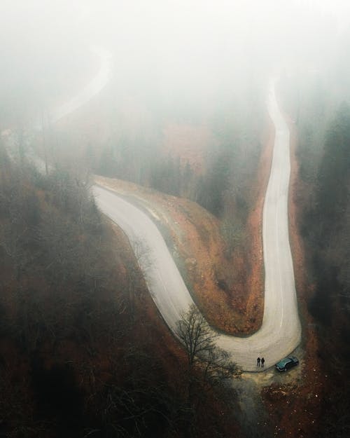 有关垂直拍摄, 大雾天, 弯曲的道路的免费素材图片