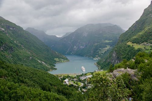 白云下的绿山 · 免费素材图片