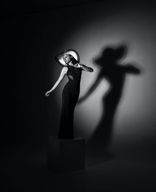 黑色礼服站在黑色地板上的女人 · 免费素材图片