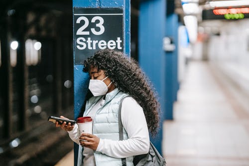 拿着棕色陶瓷杯子的白色礼服衬衣的妇女 · 免费素材图片