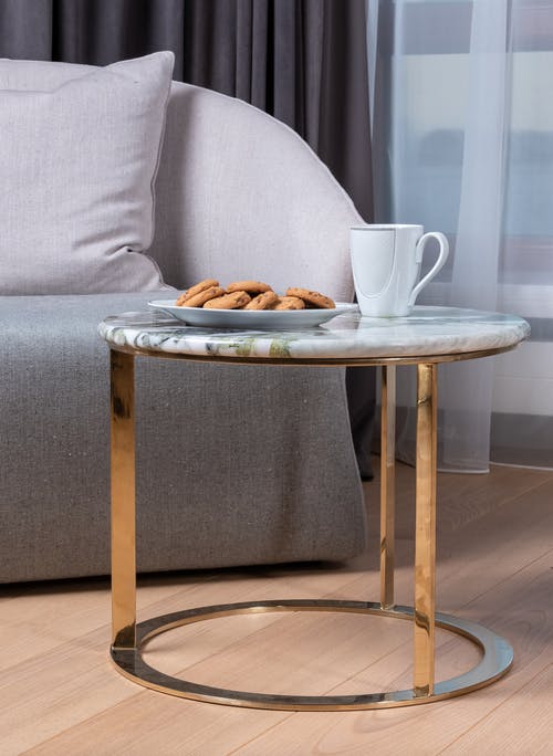 棕色木制的桌子上的白色陶瓷杯 · 免费素材图片