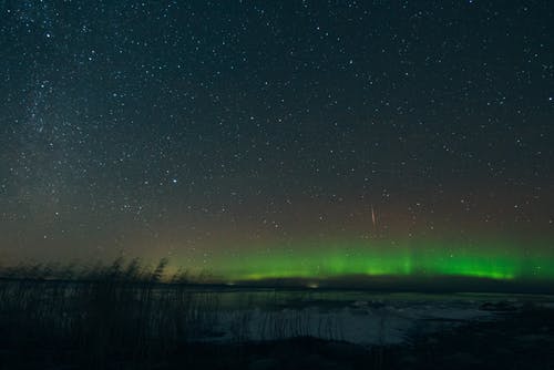 绿色和黑色的天空，在夜晚的星星 · 免费素材图片