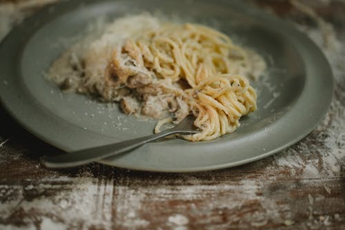 白色陶瓷板上的面食 · 免费素材图片