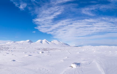 雪覆盖山在蓝蓝的天空下 · 免费素材图片