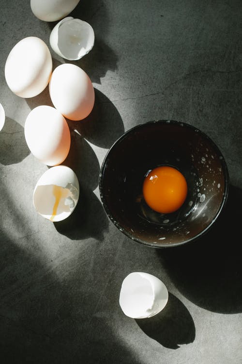 黑色陶瓷碗白蛋 · 免费素材图片