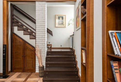 棕色木楼梯附近的棕色木门 · 免费素材图片