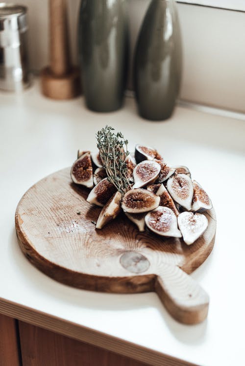 棕色和白色的海贝壳，棕色木制圆板上 · 免费素材图片