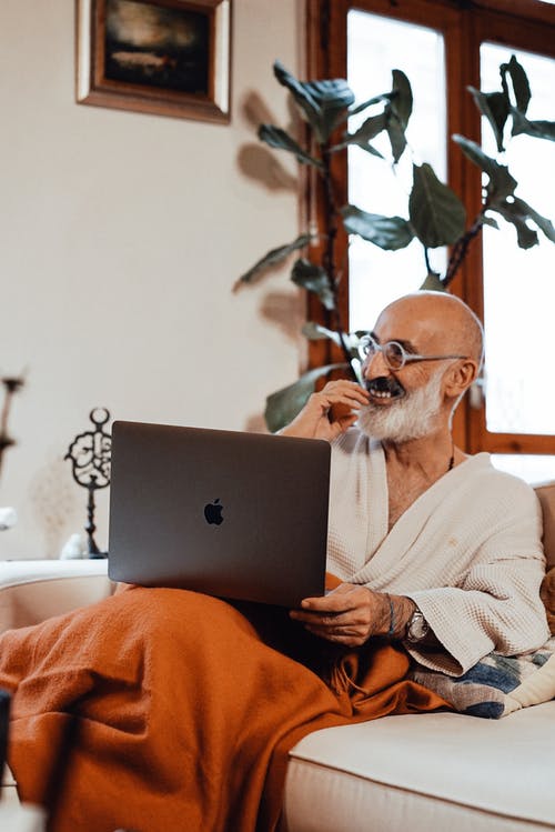 使用macbook的白衬衫的男人 · 免费素材图片