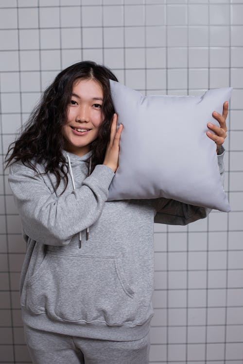 有关Throw Pillows, 垂直拍摄, 女人的免费素材图片