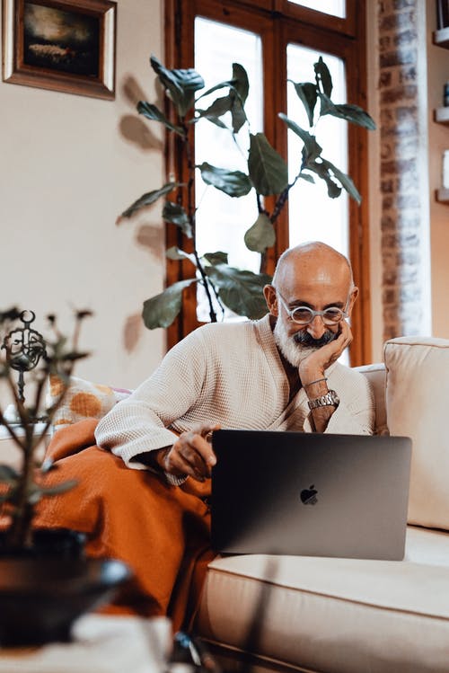 使用macbook的白毛衣的男人 · 免费素材图片