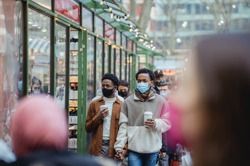 站在棕色外套的女人旁边的棕色外套的男人 · 免费素材图片