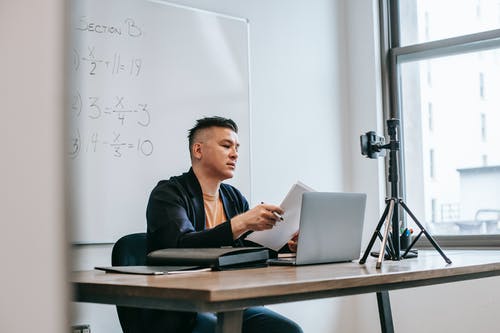 使用macbook的黑色西装外套的男人 · 免费素材图片