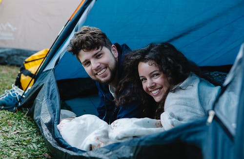 2名妇女在蓝色帐篷中微笑 · 免费素材图片