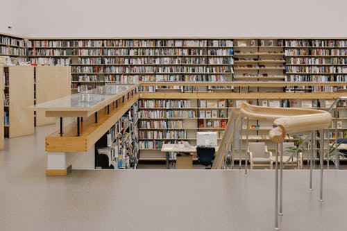 白木架子与书 · 免费素材图片