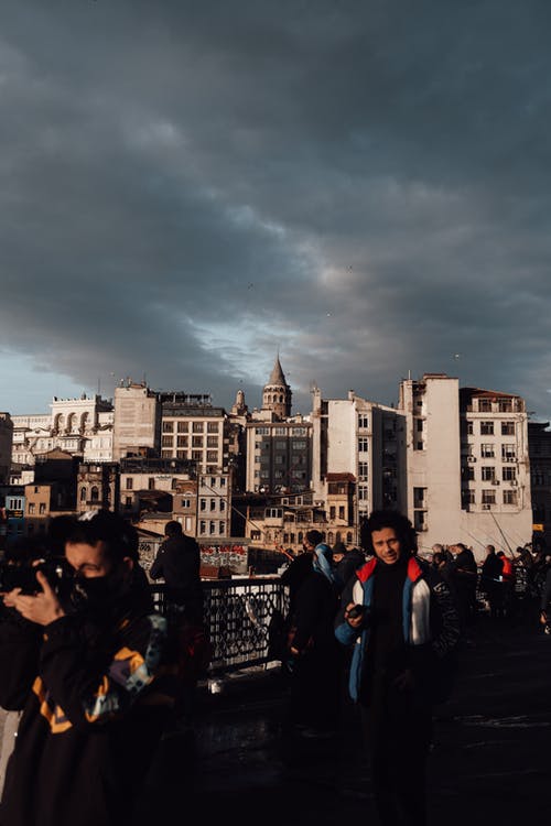 在高层建筑附近的街道上行走的人 · 免费素材图片