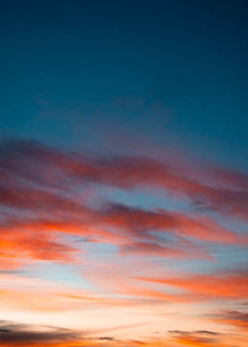 橙色和蓝色多云的天空 · 免费素材图片