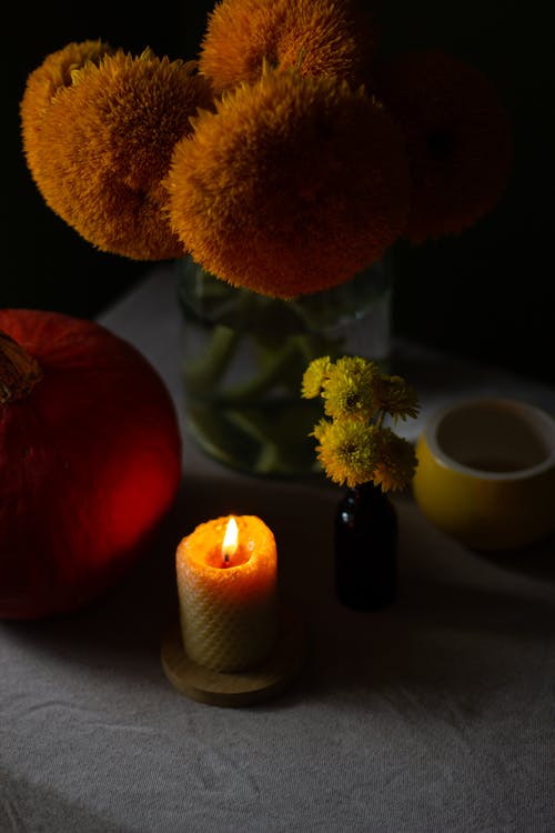 白柱蜡烛旁边的红苹果果实 · 免费素材图片