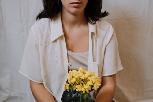 衬衫拿着黄色的花束花束的白色按钮的女人 · 免费素材图片