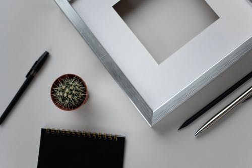 白色的木桌上的黑色钢笔 · 免费素材图片