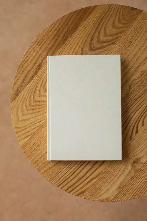 棕色木制的桌子上的白色打印机纸 · 免费素材图片
