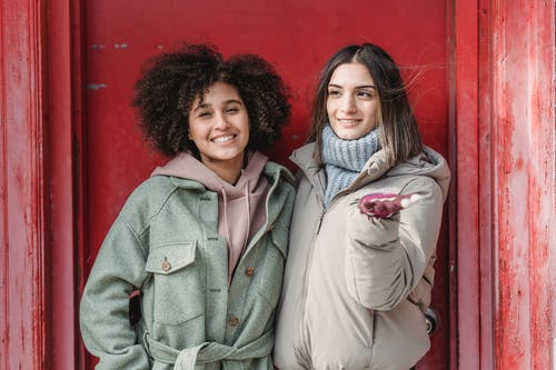 穿着灰色外套的女人穿着灰色外套的女人 · 免费素材图片