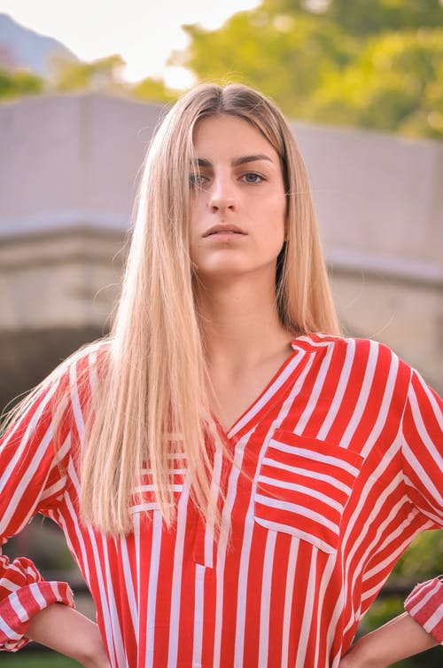 红色和白色的条纹衬衫的女人 · 免费素材图片