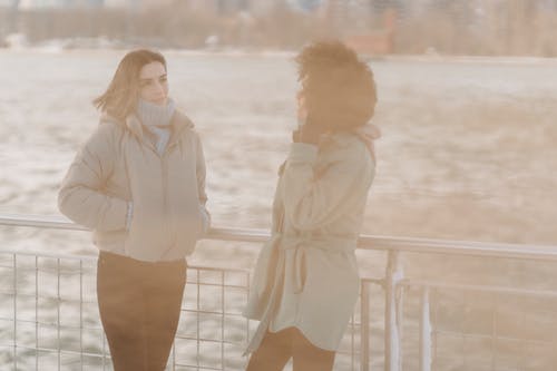 站在白色的长袖衬衫的女人旁边的女人 · 免费素材图片