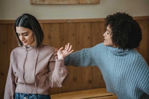 穿着灰色毛衣的女人穿着灰色毛衣的女人 · 免费素材图片